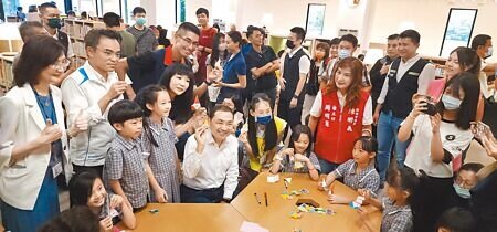 新北市首座兒童專屬圖書館「李科永紀念圖書館」,16日在林口開張啟用,新北市長侯友宜(前排左四)、在地民代,以及捐贈建築的李科永文教基金會董事長李鵬雄均到場共襄盛舉。(黃敬文攝)