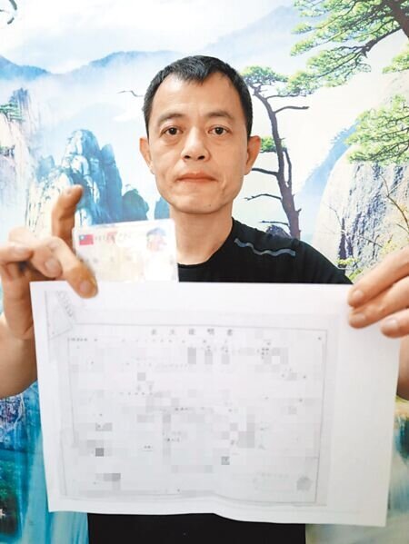 台中市民張文福的生日被戶政人員誤植,提早了2天,就這樣錯了50年。(陳淑娥攝)