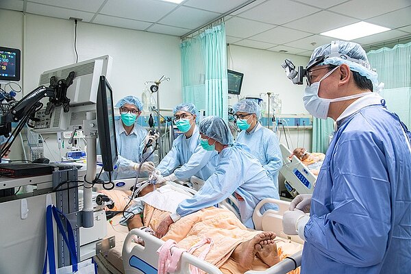 彰基胸腔醫療團隊為劉姓婦人檢查呼吸道，彰基院長陳穆寬（右）前往關心。圖／彰基提供