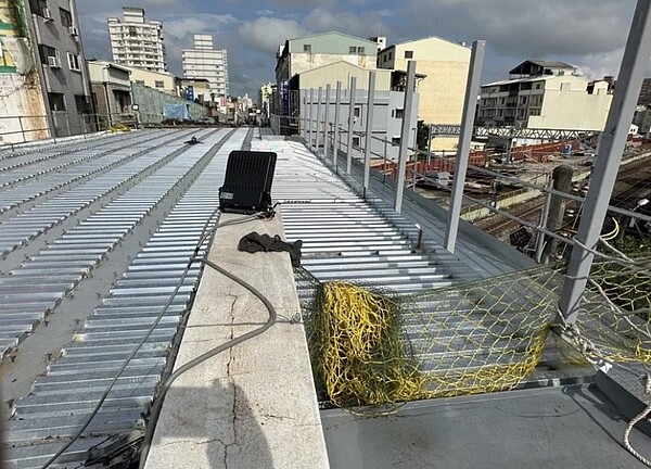 台南市東門陸橋及機車地下道因鐵路地下化工程封閉8個月，預計8月31日恢復通行。圖／交通局提供
