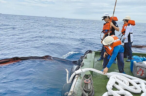 帛琉籍天使輪「ANGEL」於今年7月21日沉沒於高雄港外,高港公司代船東於沉船處布設攔油索及吸油棉索。(海洋委員會海洋保育署提供/林瑞益高雄傳真)