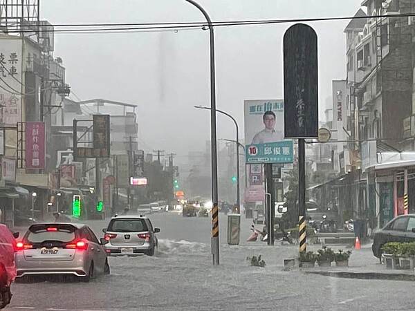 17日高雄地區降下豪雨，不少地區都出現積淹水的狀況。圖／翻攝自陳其邁Chen Chi-Mai 臉書