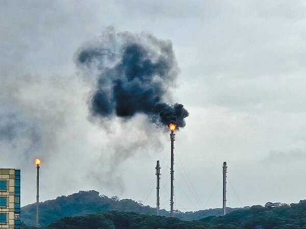 中油桃園煉油廠16日早上因主開關保險絲故障，一度停電4小時，復電後鍋爐燃燒前端油體冒出黑煙。（讀者提供／賴佑維桃園傳真）