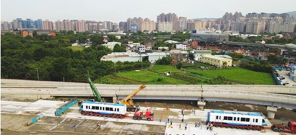 新北三鶯線首列車10日從日本運抵台北港。圖／新北捷運局YouTube