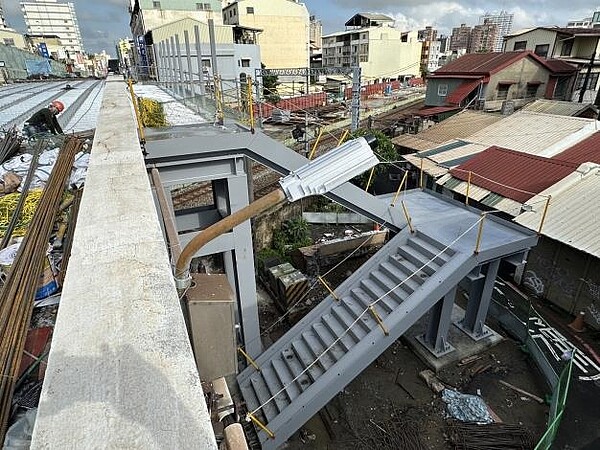 8月31日東門陸橋將恢復通行，禁止大客車、5噸以上大貨車行駛。圖／交通局提供