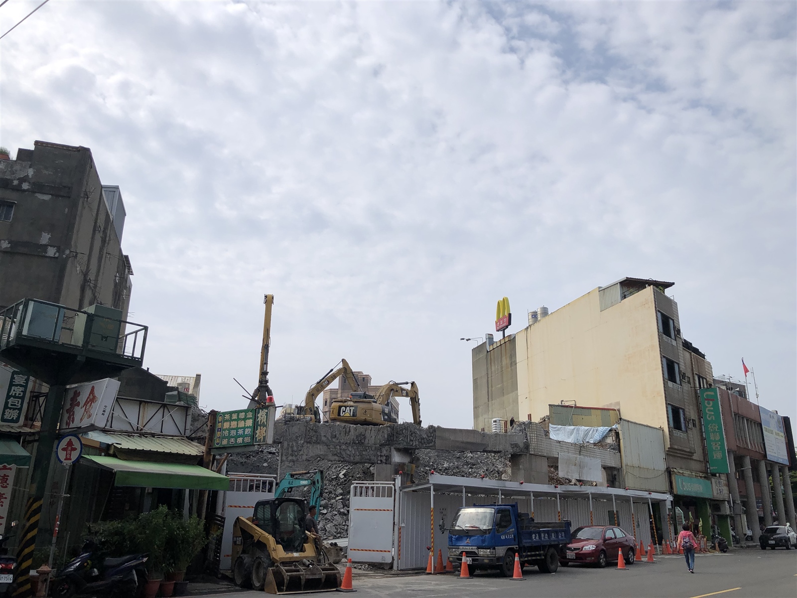 彰化市喬友大樓因被鑑定為危樓，去年9月開始拆除，預計本月底完工。記者林敬家／攝影 