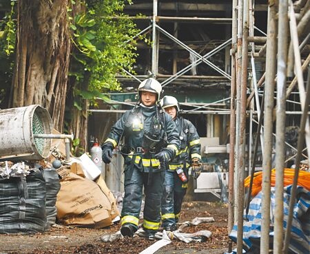 台大化工系實驗室17日發生火警，導致9名學生送醫，火勢撲滅後消防隊員收拾裝具準備離開。（范揚光攝）