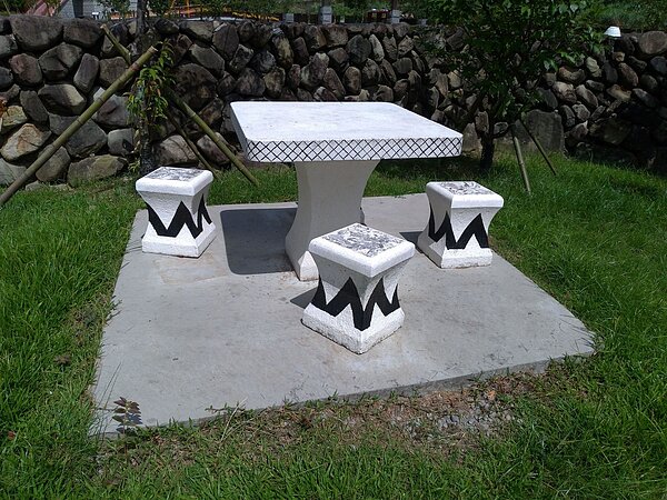 彩繪石桌椅。圖／苗栗縣文觀局提供