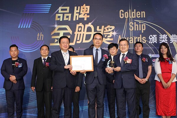 「戴雲發Alfa Safe耐震工法」榮獲第五屆品牌金舶獎，以實際改善台灣建築產業施工方式，致力於建築安全的重要，贏得評審青睞，最終於「服務創新組」脫穎而出，8月17日頒獎典禮現場由行政院副院長鄭文燦、全國商業總會理事長許舒博（圖左）、財團法人中小企業信用保證基金董事長魏明谷（圖右）到場表揚。圖／社團法人建築安全履歷協會提供
