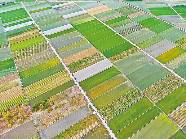 彰化縣政府將公開標售25筆農地重劃區內的抵費地及剩餘零星土地。（彰縣府提供／孫英哲彰化傳真）