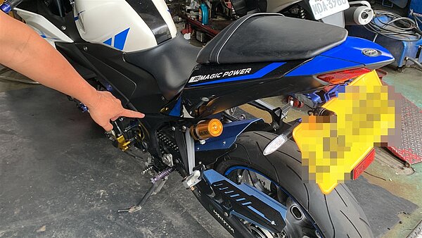 吳姓技師指出許多車友會改裝懸吊。記者黃子騰/攝影