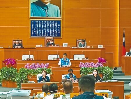 新竹縣議會17日臨時會上由環保局針對新豐掩埋場自燃事件展開專案報告,多名議員關心掩埋場問題解方及垃圾處理方向。(邱立雅攝)