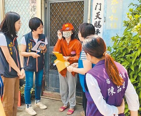 苗栗縣苑裡鎮本月5日因豪雨成災,有36戶淹水,鎮公所與縣府17日前往災戶家中慰問,並發贈救助金。(李京昇攝)