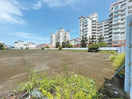 嘉義縣政府選定縣治特區朴子市嘉朴段130、131地號公有地,規畫蓋341戶社會住宅,獲內政部允諾支持。(呂妍庭攝)