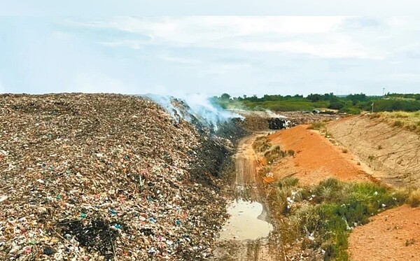 新豐掩埋場5年多燒66次，新竹縣環保局認為是樹枝葉區可能因雨後發酵產生高溫燃燒。圖／新竹縣消防局提供
