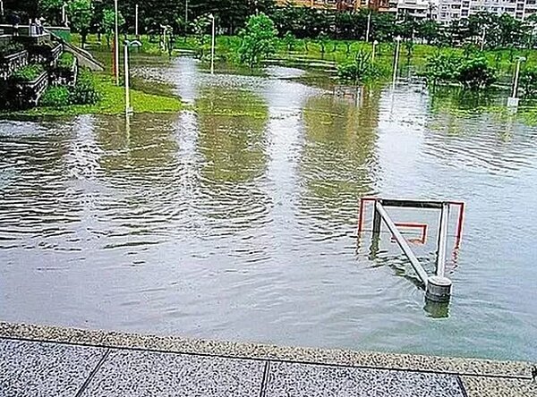 高市三民區本和里滯洪池裡蓋籃球場,昨早暴雨淹到只剩一截籃框,被誤以為淹很慘。圖/記者王昭月翻攝