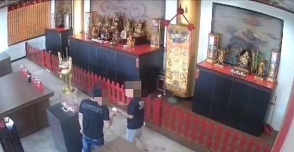 氣窗沒上鎖3萬飛了,鑽洞闖民宅還偷香油錢鴛鴦盜落網。記者游明煌/翻攝