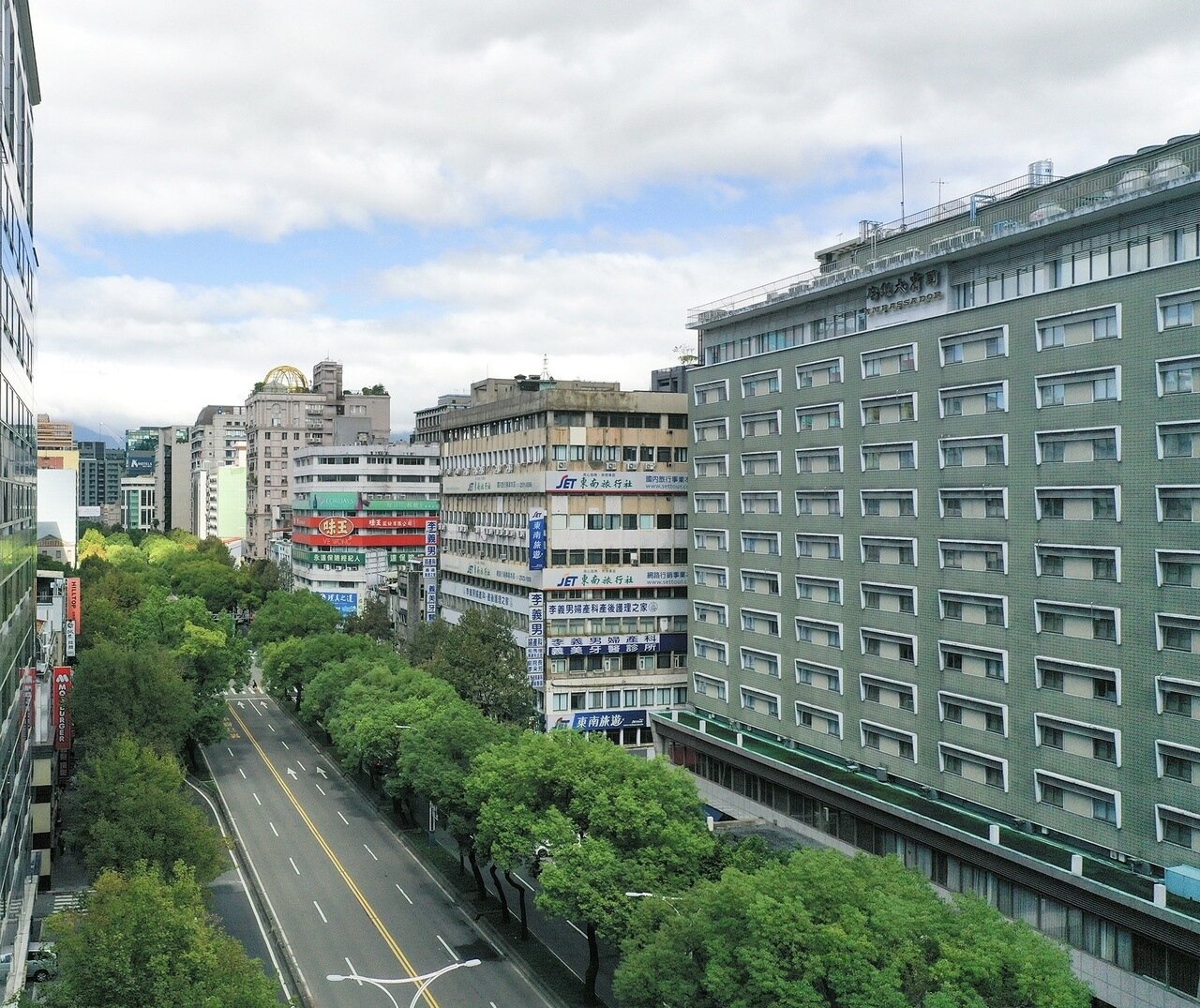 台北市建管處資料顯示,北市的中山北路周邊危老改建興盛,光是中山北路與巷內就有44處危老核准,土地面積高達一萬坪。圖為中山北路綠園道。聯合報系資料照/記者陳美玲 攝影
