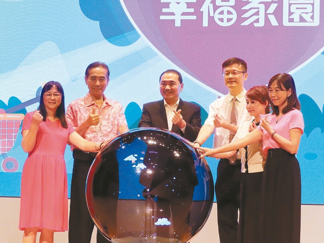 新北市長侯友宜（右四）宣布投入1.1億推幼教政策，讓每個孩子都能獲得最好照顧。記者葉德正／攝影 