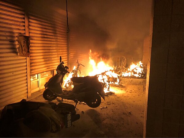 多名男子當街酒後吵架,一人疑似不甘心憤而灑汽油燒機車釀成大火。圖/屏東縣政府提供