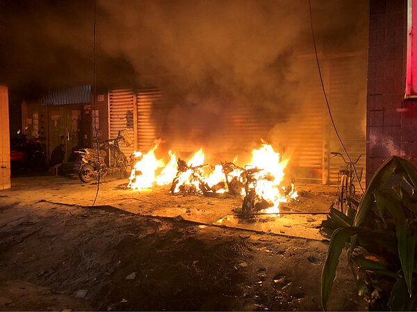 該起火警共造成5輛機車遭燒毀。圖/屏東縣政府提供