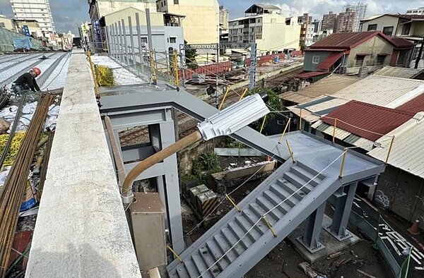 台南市東門陸橋8月31日恢復開放汽機車通行，但公車及大型車輛維持改道。圖／台南市交通局提供
