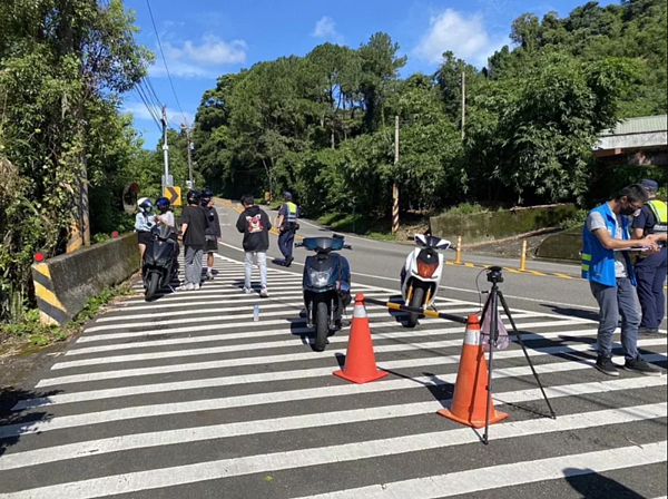 網路「山道猴子的一生」影片爆紅,跑山猴在台七乙線,警方近日加強取締攔查改裝、噪音車輛。圖/警方提供