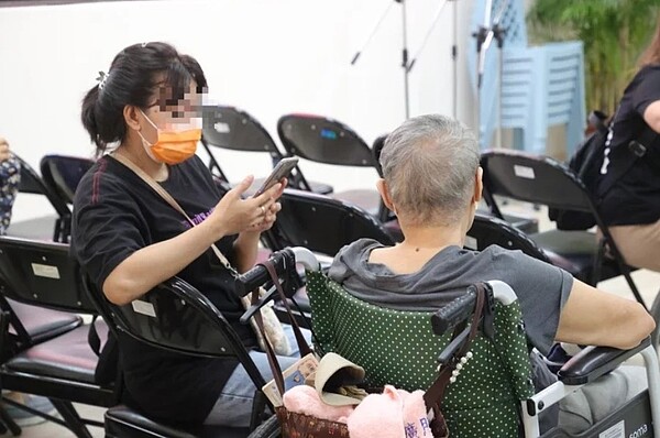 超高齡社會將屆,家庭常因照顧問題起爭執。圖/本報資料照片