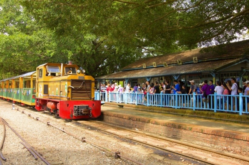 台糖烏樹林休閒園區結合自然景觀植栽、觀光五分車及蘭花生態產業，是體驗文化、教育、休閒的戶外教學最佳休閒園區。圖／台糖提供