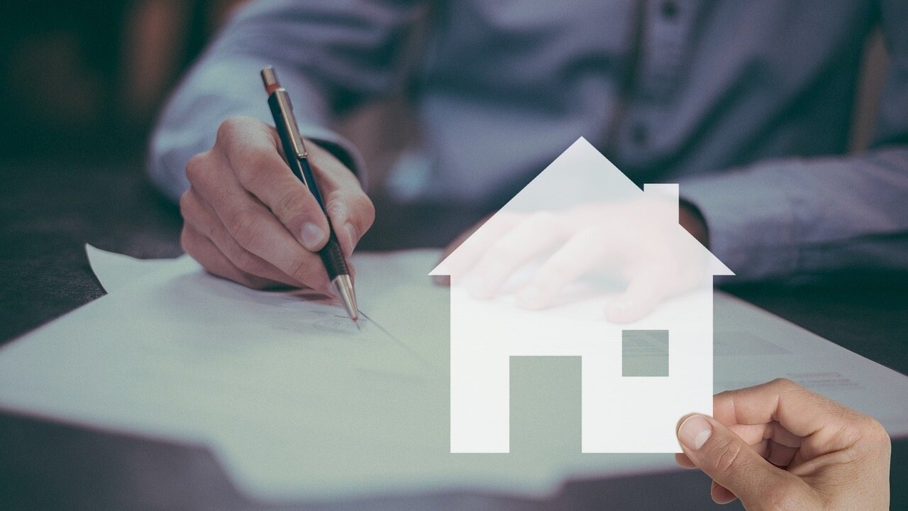 ▼有經驗的網友表示,如果是各別和房東簽約,原PO恐怕沒有權利要求其他房客搬離。(示意圖/取自<a href="https://pixabay.com/photos/mortgage-house-contract-sign-home-5266520/"><span style="color:#000000;">pixabay</span></a>)