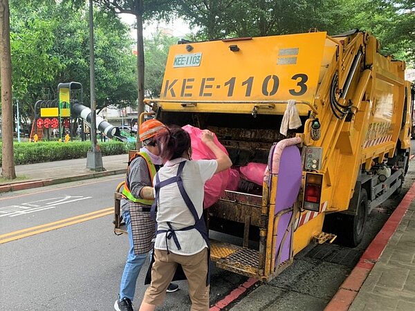 民眾以專用垃圾袋交付垃圾。圖/新北市府提供