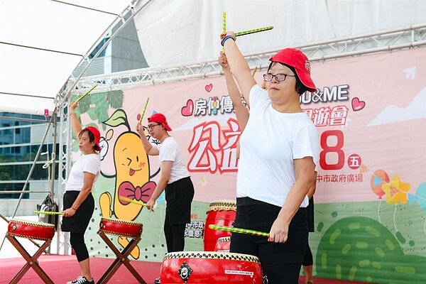 「房仲傳愛 熱血YOU&ME」公益園遊會,邀請身心障礙者團體表演太鼓演出,獲得在場民眾熱烈掌聲。圖/永慶房產集團提供