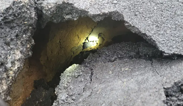 南港區路面出現天坑。圖／翻攝畫面