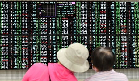 台股短線盤勢震盪加劇,專家建議採穩健策略因應。圖∕本報資料照片