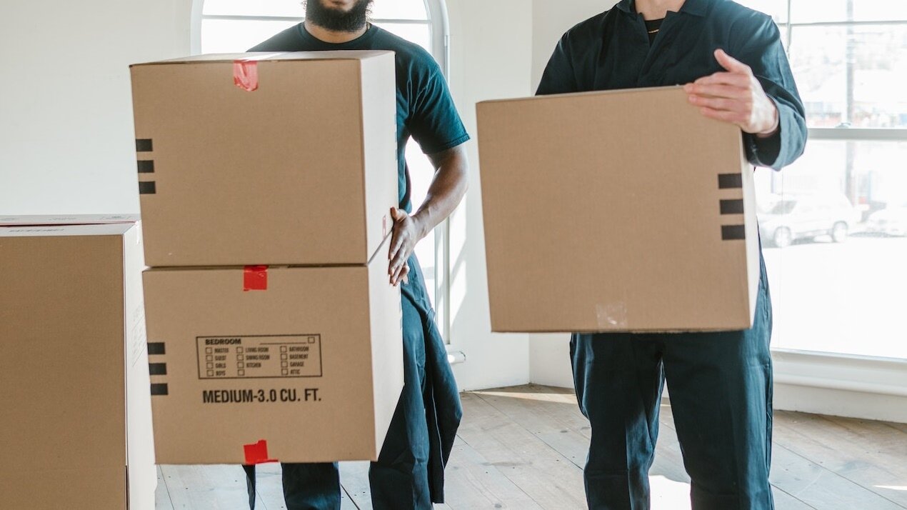▼原PO稱老公找了一家搬家公司，收費很便宜，卻找不到公司地址，讓她擔心被騙。（示意圖／取自<a href="https://www.pexels.com/zh-tw/photo/7464703/"><span style="color:#000000;">Pexels</span></a>）