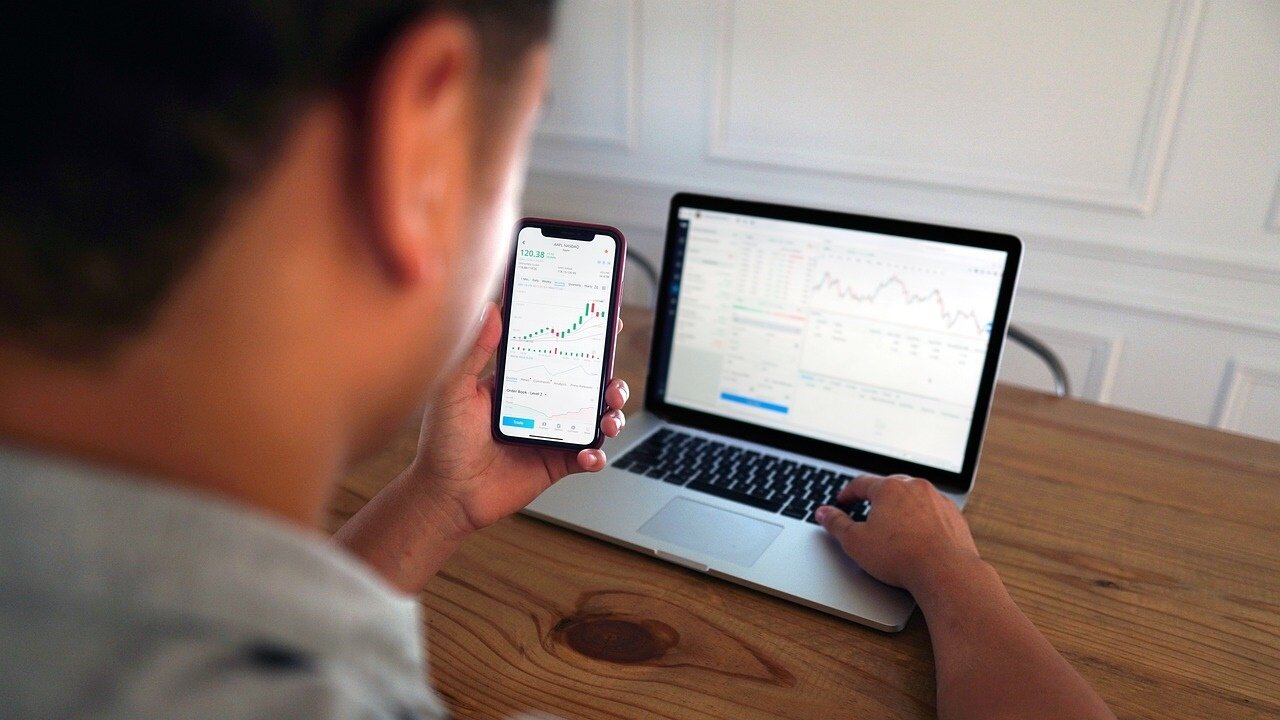 ▼網友們都認為原PO每月能領到13萬股息很不錯，其實不需要煩惱增加收入的問題。（示意圖，非新聞當事人／取自<a href="https://pixabay.com/photos/man-computer-stock-trading-iphone-5782412/"><span style="color:#000000;">Pexels</span></a>）