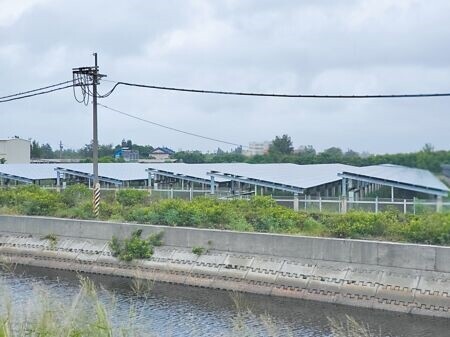 雲林縣台17線以西3000多公頃農地被畫為低地力綠能發展區，早先已有零星農地搭設地面行太陽能板。（周麗蘭攝）