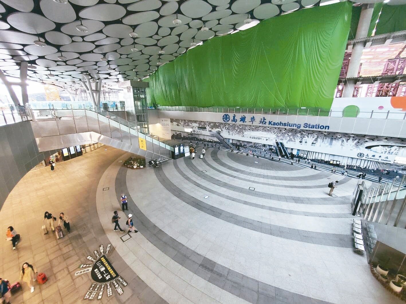 高雄車站第二期工程施工中,雖有圍籬,雨水仍滲入。記者王勇超/攝影