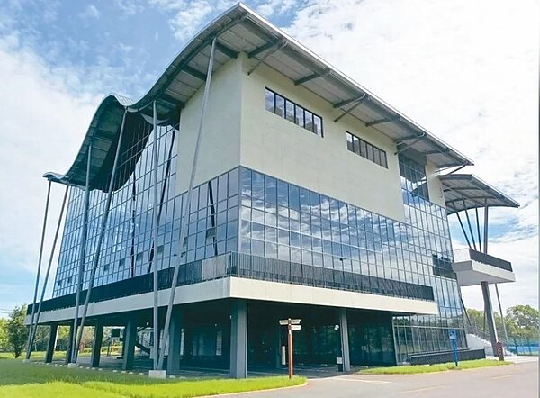 桃園龍潭體育園區管理中心OT案流標4次,閒置超過1年挨批「養蚊子」。圖/桃園市體育局提供