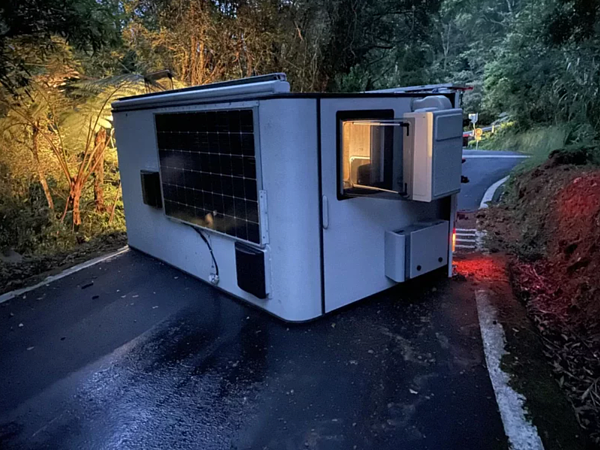 昨天晚上六時許碩士男開車下山途中,途經一上坡處,因換檔操作不慎導致車輛整台後滑,撞上後方邊坡後側翻。圖/碩士男臉書翻攝