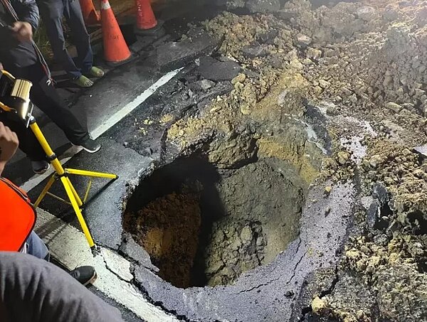 北市南港一處道路下午4點多地層下陷,長約2公尺、寬約2公尺、深度約2公尺。圖/北市府提供