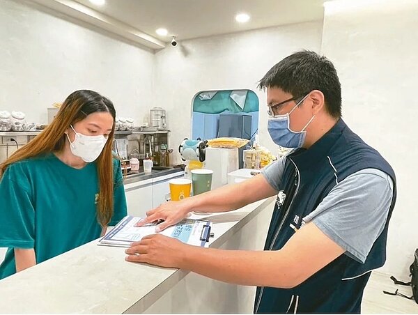 新竹市政府昨天宣布,10月起轄內飲料店禁用塑膠一次用飲料杯,環保局近月派員到店宣導。 圖/竹市府提供