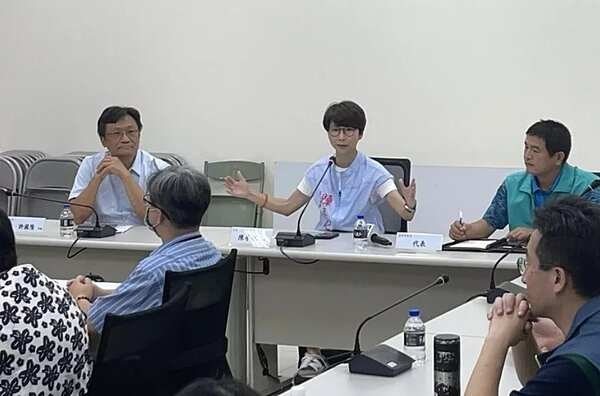 立委陳亭妃(中)昨天召集台電等單位在新吉工業區廠商管理中心召開說明會,提出完整時程表,新吉工業區變電所預計2027年12月份可完工。圖/陳亭妃提供