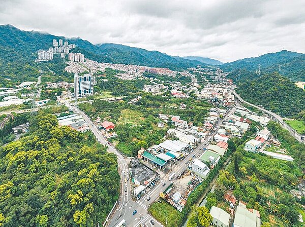 新北市都市計畫委員會18日通過新店都市計畫第三次通盤檢討,整體開發總面積達83.39公頃,採區段徵收開發,預計可再提供4656戶社會住宅供市民居住。(新北市城鄉局提供/高鈞麟新北傳真)