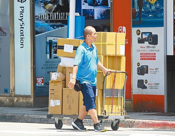 主計總處18日下修今(112)年經濟成長預測至1.61%,創近八年最低。圖/記者張鎧乙攝