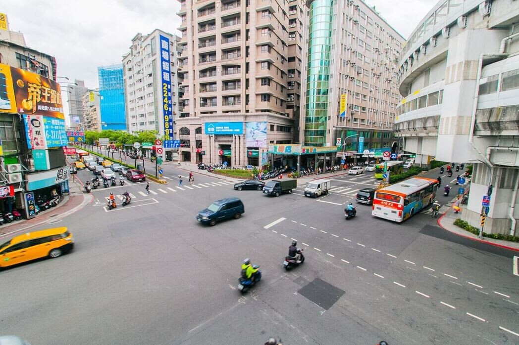 307公車行經路段中，圓山路路段房價只要3字頭，而景平路還有捷運站優勢，也只要4字頭，交通便利性相當高。圖／永慶提供