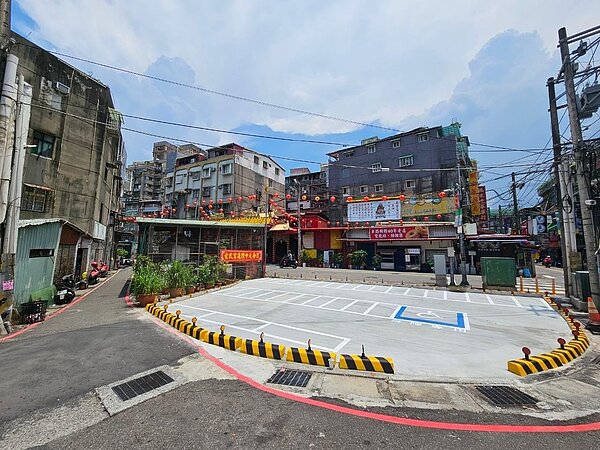 三重車路頭街及聯華街交叉路口公有地，長期遭民眾私自堆置雜物占用，在市府跨局處機關攜手合作下，活化為31個免費機車格。圖／工務局提供