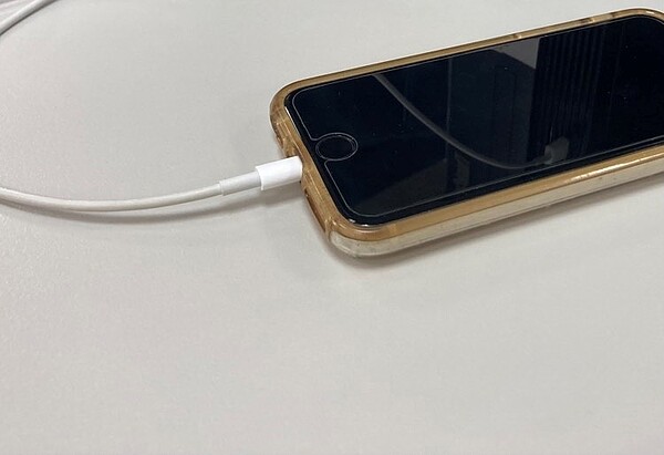 3C產品充電期間爆炸意外頻傳。示意圖／好房網News記者徐沛琪攝影