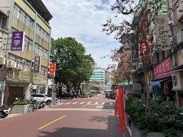 西園路紫薇搭配仙丹複層式花台。圖／台北市公園處提供