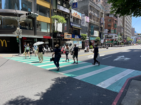 捷運站出口行穿線也擴大並增加綠底。圖／新北市政府交通局提供

